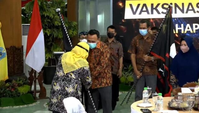 Vaksinasi Award 2021, Pemkab Situbondo Serahkan Bendera Emas dan Hitam 