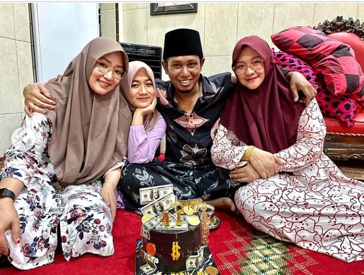 Lora Fadil, Aggota DPR RI Rayakan Ulang Tahun bersama 3 Istrinya