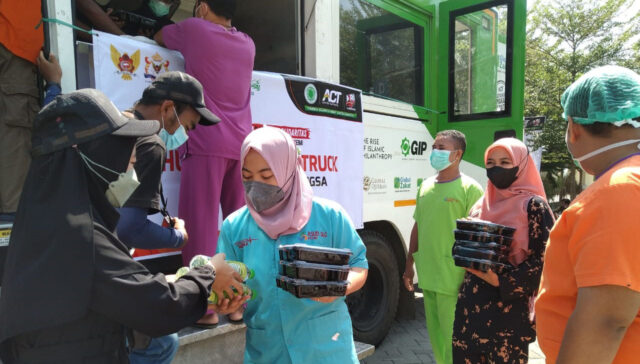 ACT Kediri Hadirkan Humanity Food Truck dan Bagi-bagi Makanan