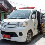 Percepat Vaksinasi, Puskesmas Kota Kediri Jemput Lansia Pakai Ambulans