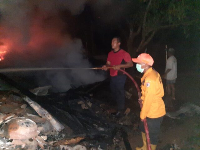 Diduga Akibat Kompor Gas Meledak, Dua Rumah di Situbondo Terbakar 
