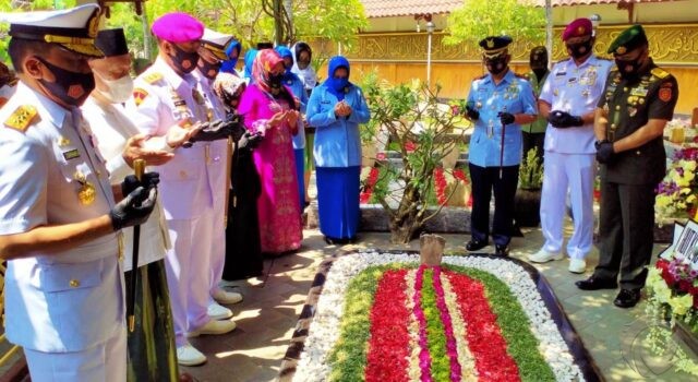 HUT TNI Ke-76, Dankodiklatal Ziarah Makam Gus Dur di Tebuireng Jombang