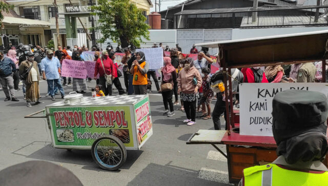 Dua Tahun Tak Boleh Berjualan, PKL Simpang Lima Gumulan Kediri Demonstrasi