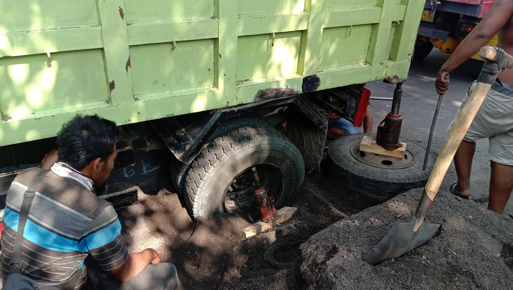 Lagi-lagi Terjadi di Kota Probolinggo, Truk Terperosok Bekas Galian Jargas