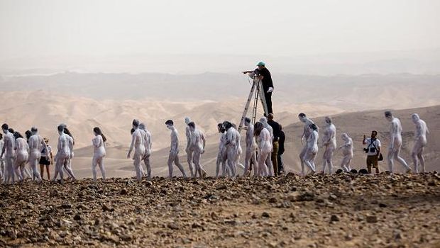 Ratusan Model Foto Telanjang Bulat di Gurun Israel