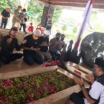 Ziarah Makam Bung Karno di Blitar, Ganjar Pranowo Disambut Pendukungnya