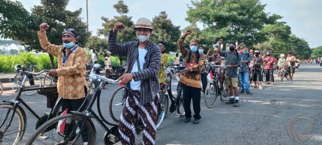 Kosti Kediri Gowes Memakai Baju Batik