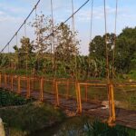 Menyambangi Jembatan Gantung Berusia Puluhan Tahun di Pinggiran Jombang