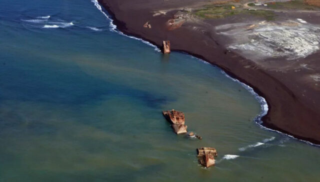‘Kapal Hantu’ Perang Dunia II Muncul dari Samudra Pasifik Pascaletusan Gunung Berapi