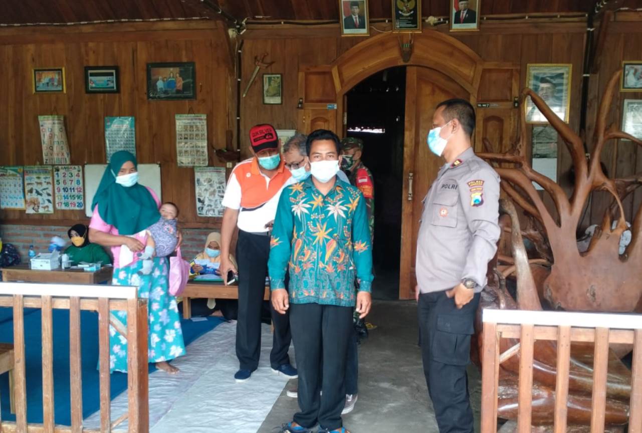 kapolsek plandaan memantau vaksinasi di wilayah terpenncil Jombang