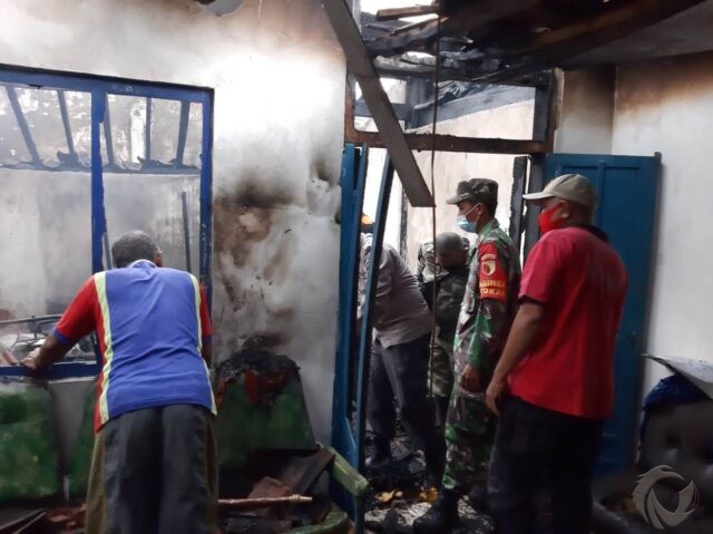 Lupa Matikan Tungku, Rumah Nenek di Situbondo Terbakar