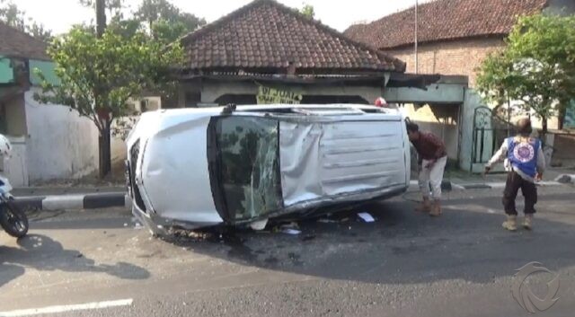 Kecelakaan di Jombang, Dua Mobil Terbalik dan Hancur