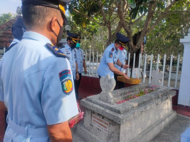 Lapas Jombang Tabur Bunga di Makam Bupati Pertama, Kanjeng Sepuh