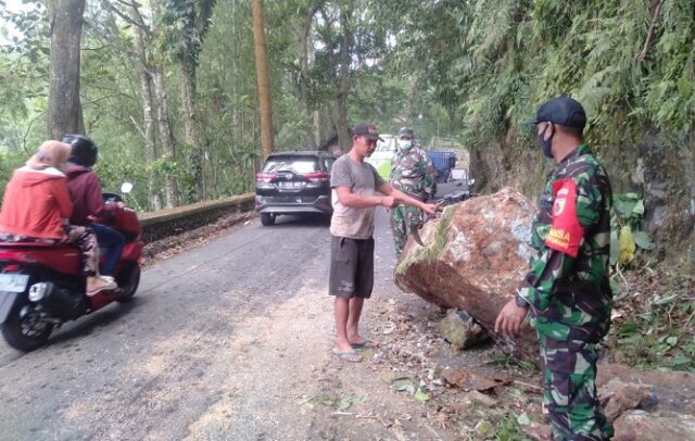 Lereng Semeru di Lumajang Longsor di KM 54, Bahayakan Pengguna Jalan Malang – Jember