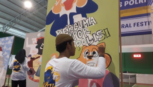 Pelajar di Surabaya Ini Bikin Mural ‘Percuma Lapor Polisi’