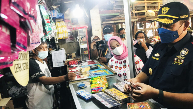 Berantas Rokok Ilegal, Tim Gabungan Gelar Operasi di Pasar Tradisional Kota Mojokerto