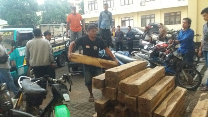 Perkara Pencurian 33 Balok Kayu Sonokeling Dilimpahkan ke Polres Situbondo