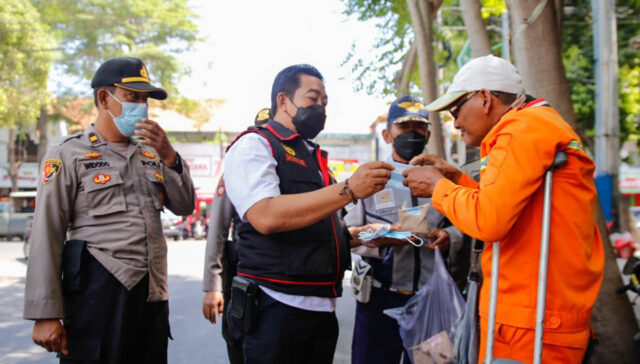 Operasi Yustisi di Jombang, Petugas Borong Makanan PKL untuk Dibagikan