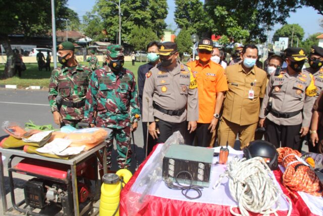 Antisipasi Potensi Banjir, Polres Bondowoso Gelar Pasukan