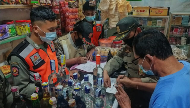 Razia Satpol PP Kediri, Puluhan Botol Miras Diamankan dari Warung dan Kafe