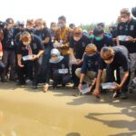 Berkunjung ke Blitar, Menparekraf Sandiaga Sumbang Pompa Air untuk Konservasi Tukik