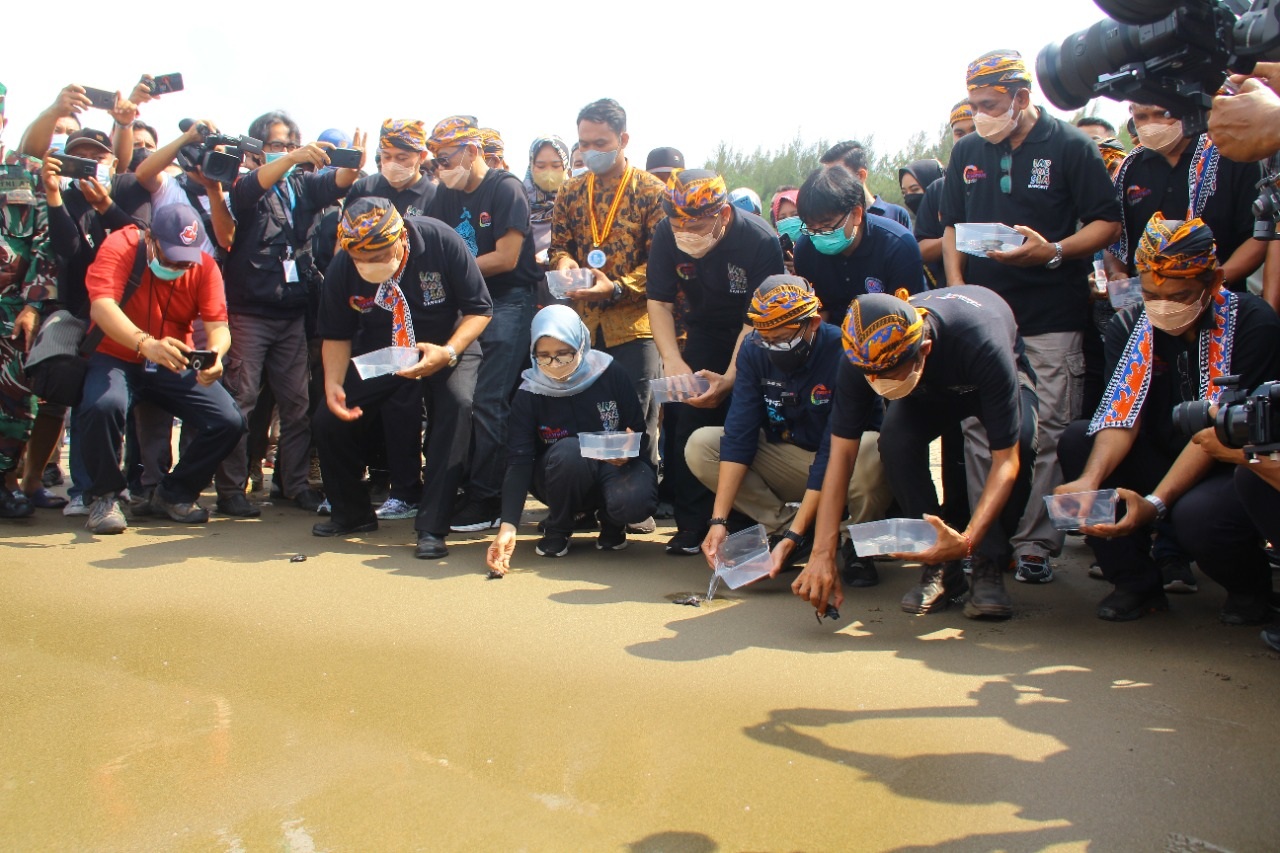 Berkunjung ke Blitar, Menparekraf Sandiaga Sumbang Pompa Air untuk Konservasi Tukik