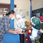 Stikosa AWS dan Alumni Bagikan Seribu Sandal Gratis untuk Anak Yatim Dhuafa Surabaya