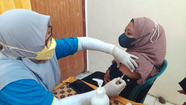 Ratusan Warga Ikuti Vaksinasi di DPD Partai Golkar Kota Probolinggo