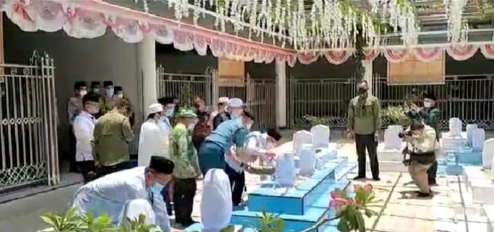 Wapres Ziarah ke Makam Pahlawan Nasional KHR As’ad Syamsul Arifin Situbondo