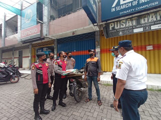 Pakai Seragam Resmi, Tiga Jukir Liar di Kota Mojokerto Terciduk Petugas