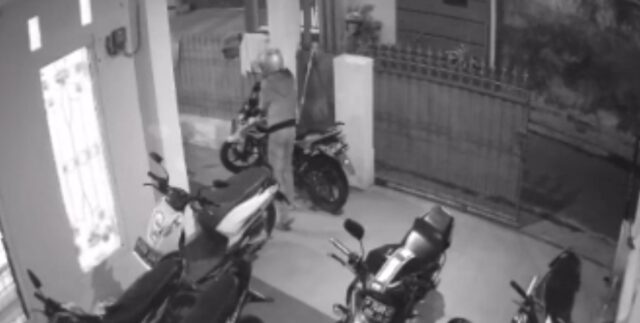 Aksi Pencurian 2 Motor di Rumah Kos Jember Terekam CCTV
