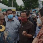 Diadang Satpam, Anggota DPRD Surabaya Dobrak Pagar Proyek SPBU Shell di Simo