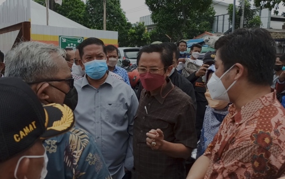 Diadang Satpam, Anggota DPRD Surabaya Dobrak Pagar Proyek SPBU Shell di Simo