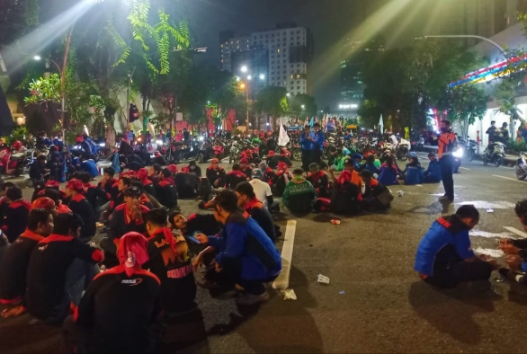 Demo Pamungkas! Buruh se-Jatim duduki Gedung Grahadi hingga malam