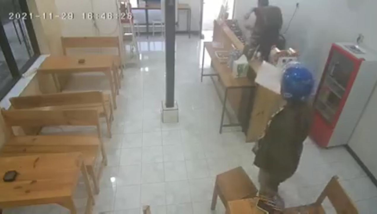 Aksi Pencurian Ponsel Di Kafe Temangopi Kediri Terekam Cctv Dan Viral 