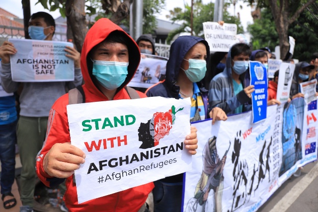 Minta Dikirim ke Negara Ketiga, Pengungsi Afghanistan Gruduk Kantor Kemenkum-HAM Jatim