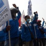 Demo Buruh se-Jatim: MK Putuskan UU Ciptaker Inkonstitusional, Kenapa Masih Dipakai?