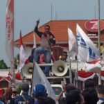 Diwarnai Ketegangan dengan Polisi, Buruh Jatim Demo Tolak UMP 2022 di Grahadi