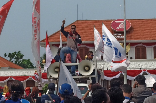 Diwarnai Ketegangan dengan Polisi, Buruh Jatim Demo Tolak UMP 2022 di Grahadi