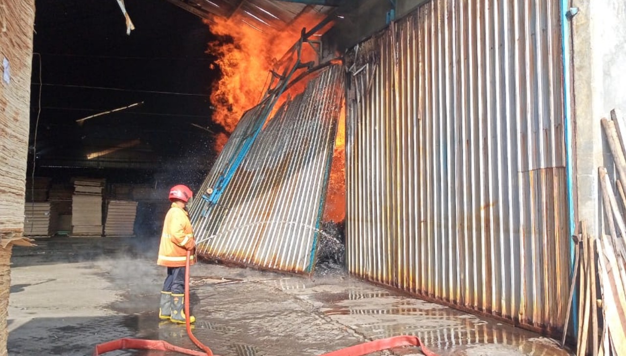 Gudang terbakar