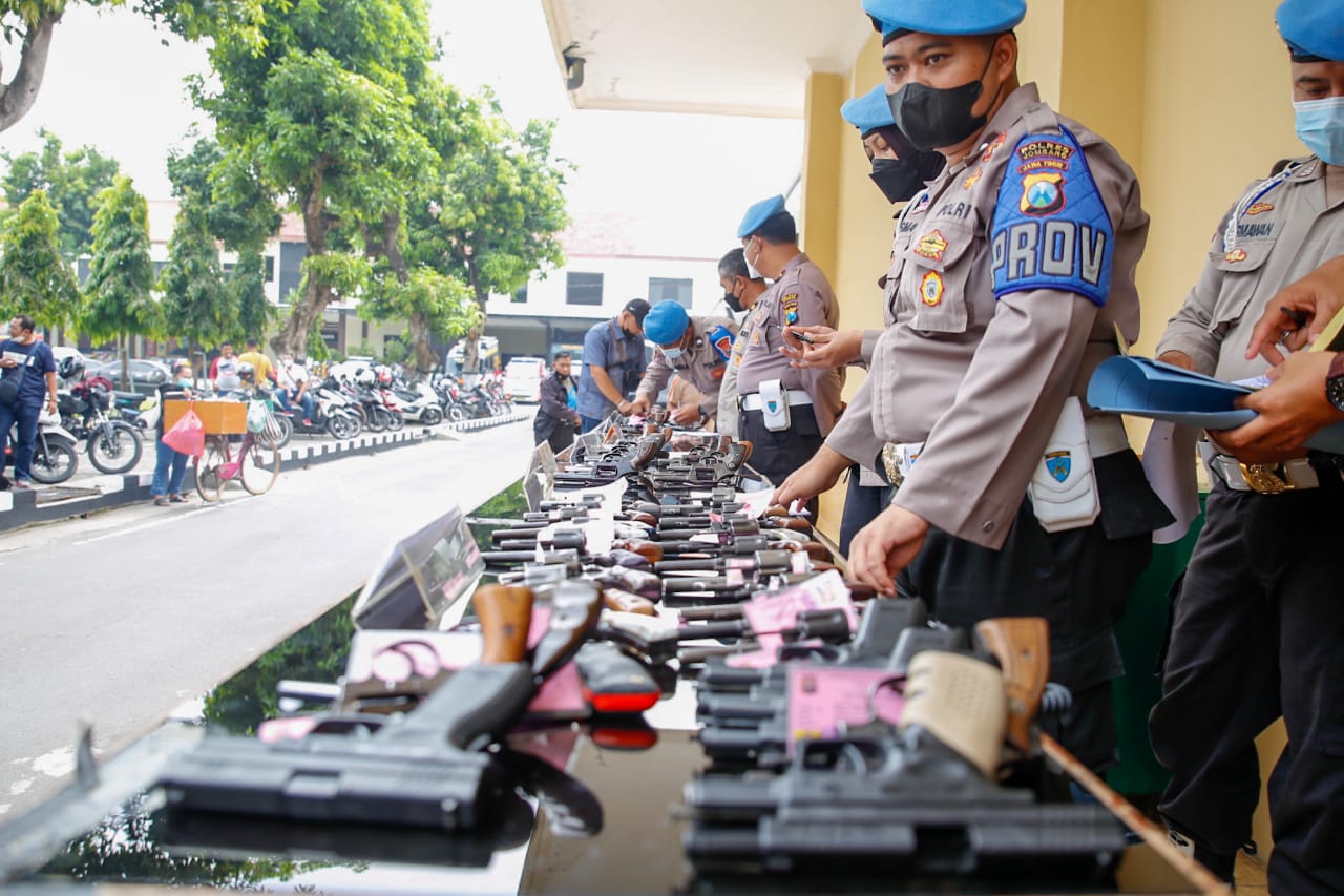 Tak Lulus Uji Psikologis, Senpi 5 Anggota Polres Jombang Ditarik