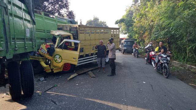 Diduga Mengantuk, Truk Terlibat Adu Moncong dengan Truk Gandeng