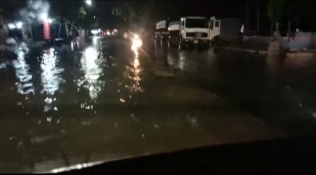 Diguyur Hujan 2 Jam, Sejumlah Ruas Jalan di Situbondo Tergenang Air