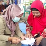 Sejumlah Emak-emak Asik Belajar Batik Canting di Festival Watu Gilang Mojokrapak Jombang
