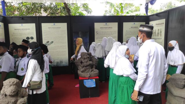 Seratusan Siswa MI Belajar Tentang Benda Purbakala di Festival Watu Gilang Mojokrapak Jombang