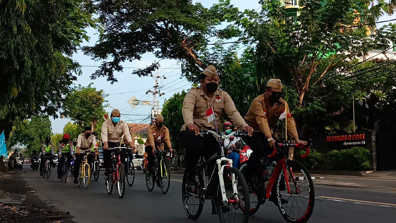 Hari Pahlawan, Satlantas Polres Kediri Kota Patroli dengan Gunakan Pakaian Ala Pahlawan