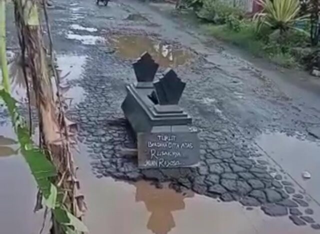 Tak Kunjung Diperbaiki, Warga Rejoso Blitar Pasang Batu Nisan di Tengah Jalan