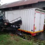 Mobil Box vs Pick Up Tabrakan Lalu Nyemplung Sungai di Situbondo