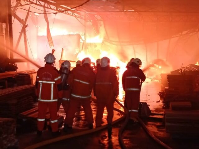 Pabrik Kayu di Jalan Mastrip Surabaya Ludes Terbakar, Kerugian Capai Milyaran
