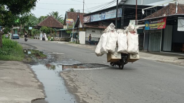 Jalan Menuju Pemkab Blitar Banyak Berlobang, Warga Mengeluh Sering Terjadi Kecelakaan